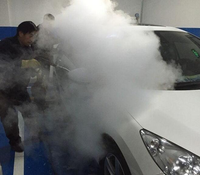 蒸汽清洗車身
